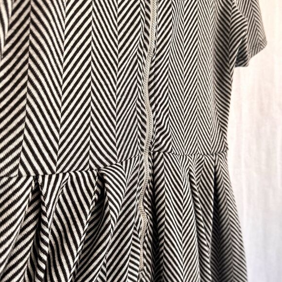Lula Roe Amelia Dress Size Small Black White Print Pleated Zip Stretch Pockets - Picture 8 of 12
